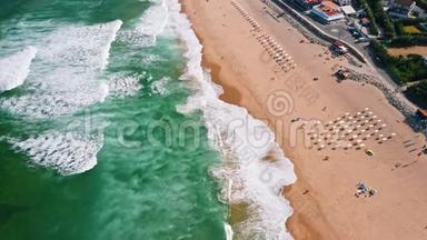 与游客<strong>一起</strong>度假，在沙滩上观<strong>看海</strong>浪的顶部鸟瞰图。 翡翠绿色海洋表面。 葡萄牙辛特拉